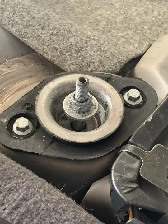 Unthreaded rod of shock sliding through upper mount