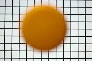 Photo 3: Yellow plastic cap in front of screen, screen in focus