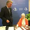 Jane Goodall signs the declaration in New York, 26 September 2007